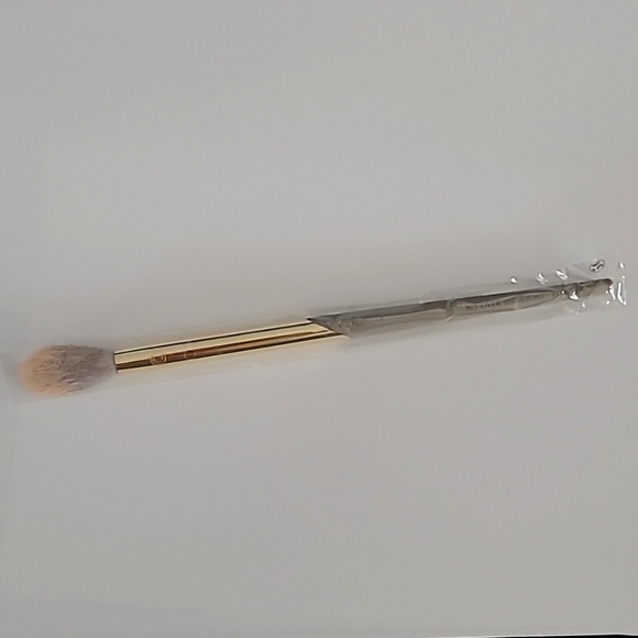 All Over Highlight • Powder Brush - Picture 2 of 7